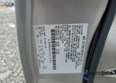 2003 Lincoln Town Car Executive z USA, uszkodzony, nr VIN 1LNHM81W43Y672010